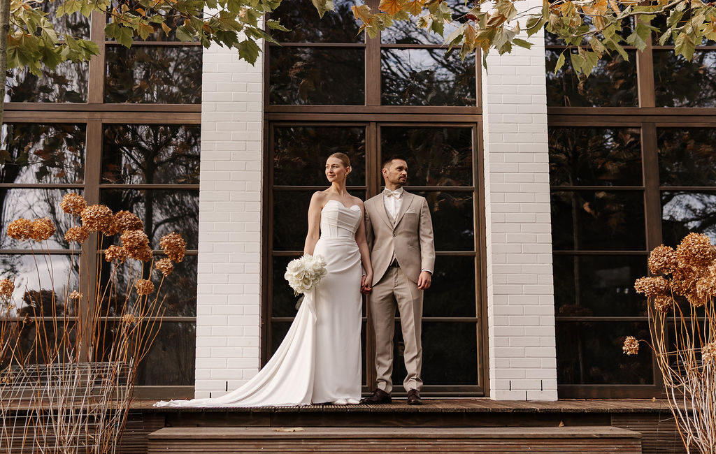 Hochzeitspaar vor einer Lcoation in Hannover Garbsen
