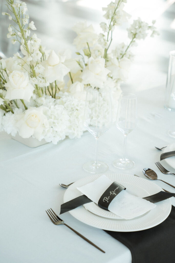 Detailfoto mit Blumengesteck und Menükarte